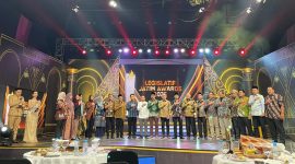 Mbak Nia menerima penghargaan Legislator Kabupaten Terbaik se-Jawa Timur pada ajang Legislatif Jatim Awards 2025 di Graha Pena Surabaya.
