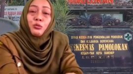 Keterangan Foto:
Potret Puskesmas Pamolokan yang kini ternoda kontroversi: halaman fasilitas kesehatan ini disulap menjadi ladang pungli saat Festival Kerapan Sapi. Di sudut foto, Kepala Puskesmas Pamolokan, drg. Novia Sri Wahyuni, M.Kes, menjadi sorotan publik karena membiarkan praktik ini terjadi, memicu kemarahan warga