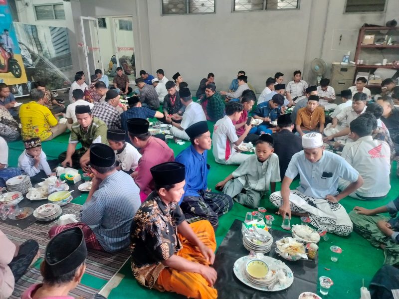 Ratusan karyawan CV. Sinar Baru Sumenep dan mitra kerja mengikuti peringatan Maulid Nabi Muhammad SAW di kantor Jl. Trunojoyo No. 290B.
