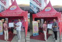 Penerima doorprize berpose gembira usai acara showroom event yang dirangkai dengan Maulid Nabi di CV. Sinar Baru Sumenep.