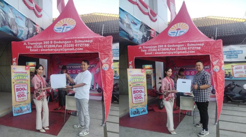 Penerima doorprize berpose gembira usai acara showroom event yang dirangkai dengan Maulid Nabi di CV. Sinar Baru Sumenep.