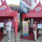 Penerima doorprize berpose gembira usai acara showroom event yang dirangkai dengan Maulid Nabi di CV. Sinar Baru Sumenep.