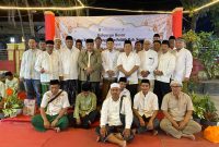 Keluarga besar 
Bakesbangpol Sumenep 2025 mengabadikan foto bersama sebagai simbol kolaborasi kebaikan dan kepedulian sosial pada Maulid Nabi 2025