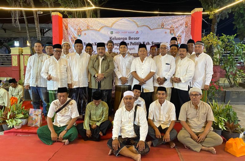 Keluarga besar 
Bakesbangpol Sumenep 2025 mengabadikan foto bersama sebagai simbol kolaborasi kebaikan dan kepedulian sosial pada Maulid Nabi 2025