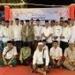 Keluarga besar 
Bakesbangpol Sumenep 2025 mengabadikan foto bersama sebagai simbol kolaborasi kebaikan dan kepedulian sosial pada Maulid Nabi 2025