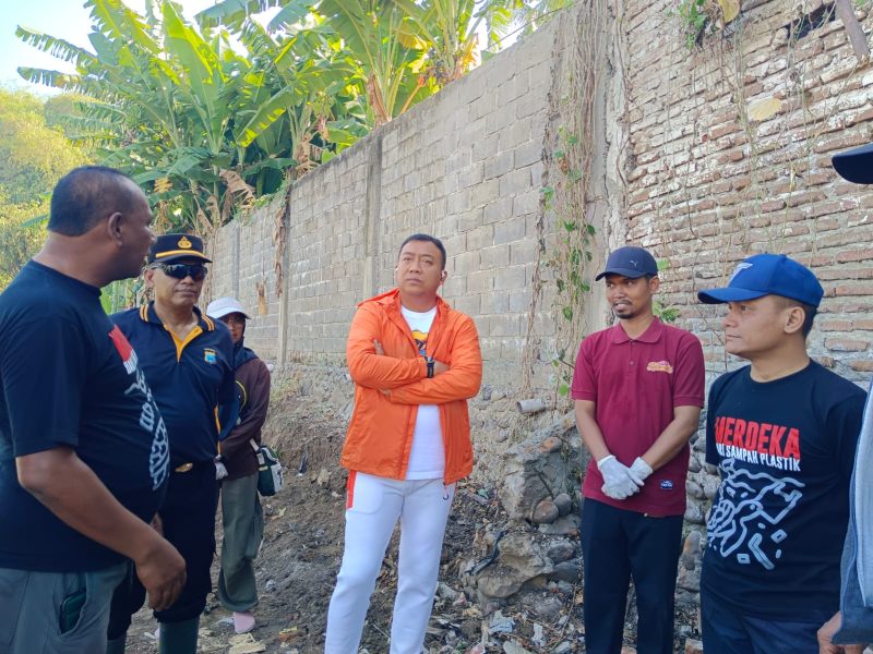 Foto: Mas Rio ketika meninjau Kali Juma'in didampingi oleh Kades Husama dan Camat Taufan