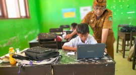 Kepala SDN Panaongan III, Agus Sugianto, S.Pd, memantau langsung jalannya ANBK untuk memastikan siswa tetap tenang dan fokus.