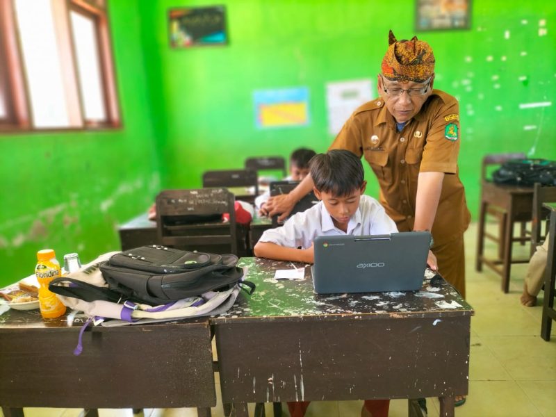 Kepala SDN Panaongan III, Agus Sugianto, S.Pd, memantau langsung jalannya ANBK untuk memastikan siswa tetap tenang dan fokus.
