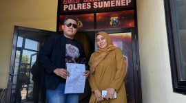 Pengacara  Angga Kurniawan, S.H, M.H dan Hj. Yulianah (pelapor) berdiri bersama di depan Mapolres Sumenep setelah resmi melaporkan akun TikTok yang diduga mencemarkan nama baik .