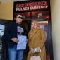 Pengacara  Angga Kurniawan, S.H, M.H dan Hj. Yulianah (pelapor) berdiri bersama di depan Mapolres Sumenep setelah resmi melaporkan akun TikTok yang diduga mencemarkan nama baik .