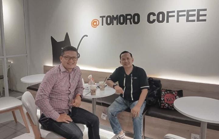Suasana hangat ngopi bareng Jurnalis Detikzone dan Tenaga Ahli Dewan Pers Hendrayana S.H., M.H. di Tomato Coffee, membahas dinamika media masa kini