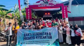 Tim medis Puskesmas Kangayan bersama dokter spesialis RSUD Abuya Kangean saat memberikan layanan pemeriksaan kesehatan gratis kepada warga Desa Daadung dengan semangat Bismillah Melayani .
