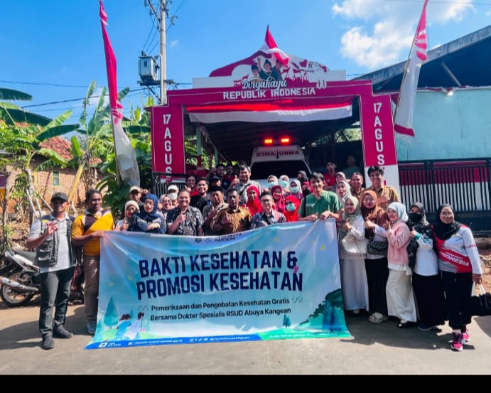 Tim medis Puskesmas Kangayan bersama dokter spesialis RSUD Abuya Kangean saat memberikan layanan pemeriksaan kesehatan gratis kepada warga Desa Daadung dengan semangat Bismillah Melayani .
