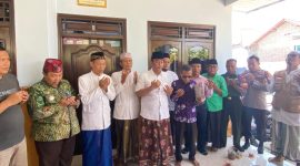 Bambang Budianto, bersama tokoh masyarakat dan saksi resmi, menegaskan kebenaran melalui sumpah di hadapan Al-Qur’an