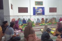 Detikzone menghadirkan kebahagiaan malam ini. Anak-anak yatim dan dhuafa tersenyum menerima santunan dalam suasana penuh kehangatan dan d
