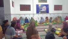 Detikzone menghadirkan kebahagiaan malam ini. Anak-anak yatim dan dhuafa tersenyum menerima santunan dalam suasana penuh kehangatan dan d