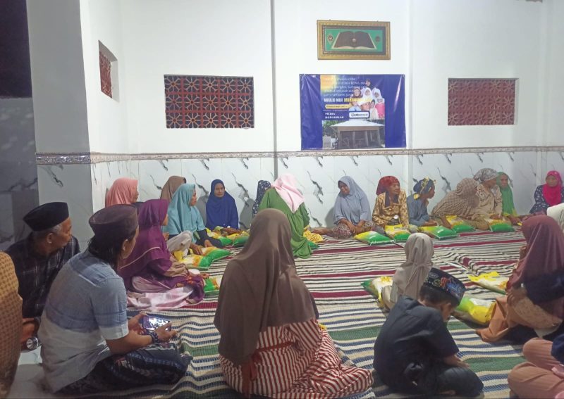Detikzone menghadirkan kebahagiaan malam ini. Anak-anak yatim dan dhuafa tersenyum menerima santunan dalam suasana penuh kehangatan dan d