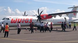 Pesawat Wings Air bersiap melayani penerbangan perdana dari Bandara Trunojoyo Sumenep menuju berbagai kota besar