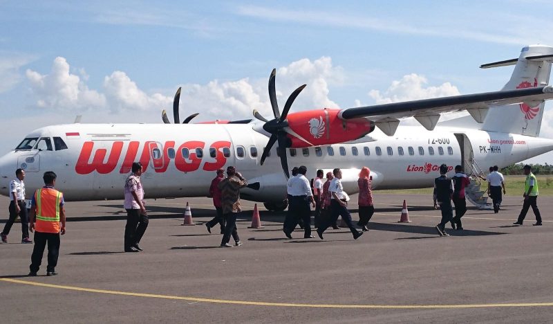 Pesawat Wings Air bersiap melayani penerbangan perdana dari Bandara Trunojoyo Sumenep menuju berbagai kota besar