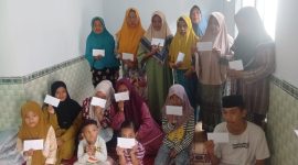 Jurnalis Indonesia bersama Detikzone saat menyalurkan amanah santunan dari Hamba Allah kepada yatim dan dhuafa di Musola Al-Madani, Desa Panaongan, Kecamatan Pasongsongan, Sumenep.
