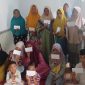 Jurnalis Indonesia bersama Detikzone saat menyalurkan amanah santunan dari Hamba Allah kepada yatim dan dhuafa di Musola Al-Madani, Desa Panaongan, Kecamatan Pasongsongan, Sumenep.
