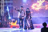 Serasi dalam balutan batik, Bupati Sumenep bersama istri tercinta menghadirkan pesona budaya yang menyatukan cinta keluarga dan cinta bangsa.