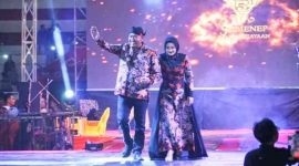 Serasi dalam balutan batik, Bupati Sumenep bersama istri tercinta menghadirkan pesona budaya yang menyatukan cinta keluarga dan cinta bangsa.
