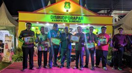 Keterangan Foto:
Momen membanggakan para pemenang menerima piagam penghargaan Stand Terbaik kategori OPD di Madura Culture Festival 2025. Para pemenang tampak tersenyum di atas panggung, menandai apresiasi atas prestasi dan inovasi yang telah dilakukan
