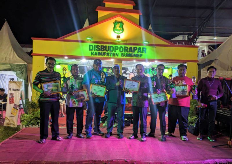 Keterangan Foto:
Momen membanggakan para pemenang menerima piagam penghargaan Stand Terbaik kategori OPD di Madura Culture Festival 2025. Para pemenang tampak tersenyum di atas panggung, menandai apresiasi atas prestasi dan inovasi yang telah dilakukan
