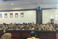 Ketua PKDI Kabupaten Sumenep, H. Ubaid Abdul Hayat, bersama jajaran pengurus harian saat menghadiri Rakor kondusivitas daerah dan perkembangan pemerintahan desa di aula Kantor Bupati, Senin (15/9/2025).
