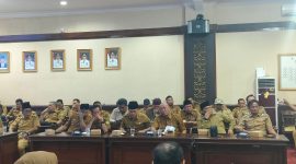 Ketua PKDI Kabupaten Sumenep, H. Ubaid Abdul Hayat, bersama jajaran pengurus harian saat menghadiri Rakor kondusivitas daerah dan perkembangan pemerintahan desa di aula Kantor Bupati, Senin (15/9/2025).
