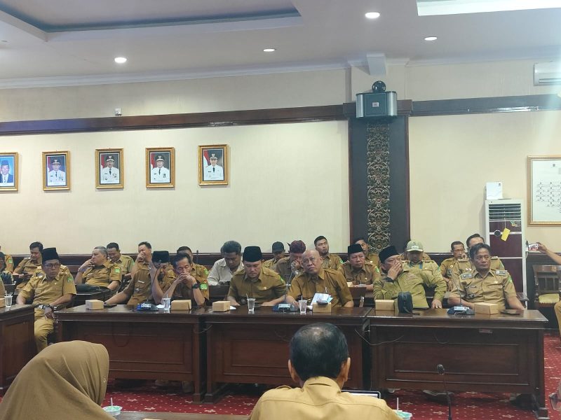 Ketua PKDI Kabupaten Sumenep, H. Ubaid Abdul Hayat, bersama jajaran pengurus harian saat menghadiri Rakor kondusivitas daerah dan perkembangan pemerintahan desa di aula Kantor Bupati, Senin (15/9/2025).
