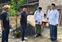 H. Ghufron, Direktur Haswal Group, saat meninjau proses bedah rumah warga kurang mampu di Kecamatan Lenteng, Sumenep, berkolaborasi dengan GP Ansor Lenteng dalam rangka Hari Santri Nasional 2025.