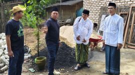H. Ghufron, Direktur Haswal Group, saat meninjau proses bedah rumah warga kurang mampu di Kecamatan Lenteng, Sumenep, berkolaborasi dengan GP Ansor Lenteng dalam rangka Hari Santri Nasional 2025.