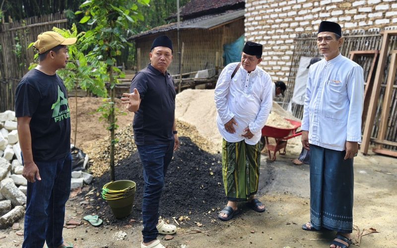 H. Ghufron, Direktur Haswal Group, saat meninjau proses bedah rumah warga kurang mampu di Kecamatan Lenteng, Sumenep, berkolaborasi dengan GP Ansor Lenteng dalam rangka Hari Santri Nasional 2025.