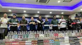 Kepala Bea Cukai Madura Novian Dermawan dan Kapala Kantor Wilayah Direktorat Jenderal Bea dan Cukai (DJBC) Jawa Timur l Untung Basuki saat memamerkan sederet rokok ilegal yang berhasil diamankan. Sementara hingga kini para pemilik rokok ilegal yang ditengarai bersarang di Kabupaten Pamekasan itu tidak satupun ditindak apalagi ditangkap. (foto/ist)