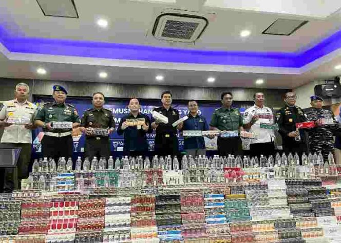 Kepala Bea Cukai Madura Novian Dermawan dan Kapala Kantor Wilayah Direktorat Jenderal Bea dan Cukai (DJBC) Jawa Timur l Untung Basuki saat memamerkan sederet rokok ilegal yang berhasil diamankan. Sementara hingga kini para pemilik rokok ilegal yang ditengarai bersarang di Kabupaten Pamekasan itu tidak satupun ditindak apalagi ditangkap. (foto/ist)