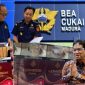 Bea Cukai harus bertanggung jawab atas pembiaran yang mencoreng wajah penegakan hukum di Bumi Gerbang Salam. Menteri Keuangan Purbaya Yudhi Sadewa wajib turun langsung ke Madura, bukan sekadar menerima laporan manis dari bawahannya. Karena bebasnya bisnis rokok ilegal ini menjadi tamparan keras terhadap komitmen Presiden Prabowo Subianto yang ingin menegakkan hukum tanpa pandang bulu.

