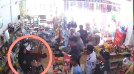Petugas Bea Cukai Madura tampak kewalahan menghadapi emak-emak berjilbab hitam yang menolak dagangannya disita, sambil berteriak “pencuri” dan “sudah bayar