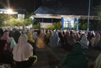 Suasana istighosah yang digelar MWC NU Kecamatan Gayam bersama warga Nahdliyin di halaman Kantor KUPP Sapudi, mendoakan keselamatan bangsa dan warga terdampak gempa.