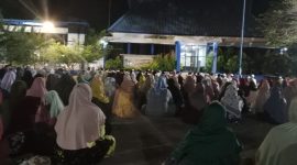 Suasana istighosah yang digelar MWC NU Kecamatan Gayam bersama warga Nahdliyin di halaman Kantor KUPP Sapudi, mendoakan keselamatan bangsa dan warga terdampak gempa.