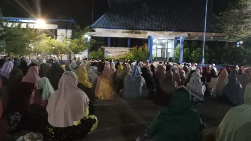 Suasana istighosah yang digelar MWC NU Kecamatan Gayam bersama warga Nahdliyin di halaman Kantor KUPP Sapudi, mendoakan keselamatan bangsa dan warga terdampak gempa.