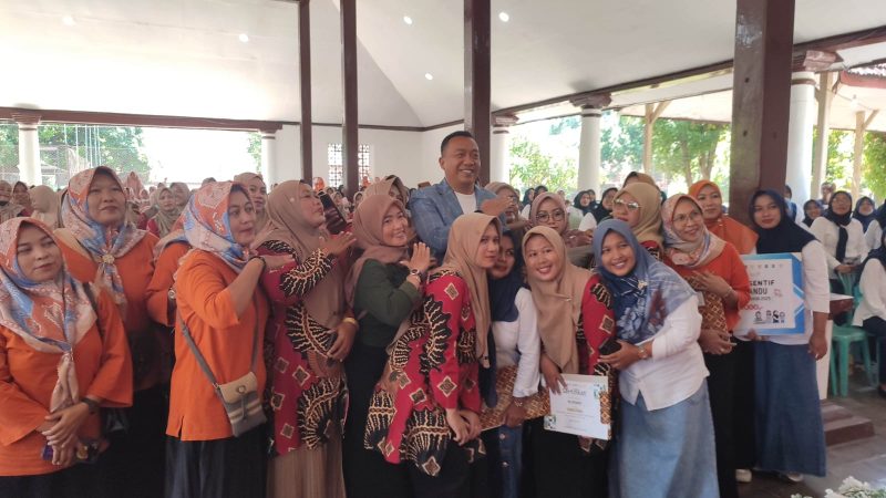 Dok.Foto: Penyerahan Insentif Kader Posyandu secara simbolis oleh Bupati Situbondo