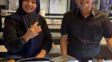 Herlin, salah satu pelanggan setia DJ 99 Store, tampak puas usai membeli Samsung S 25 Ultra di  DJ99 Store Sumenep, yang dikenal dengan pelayanan ramah dan produk terlengkap