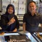 Herlin, salah satu pelanggan setia DJ 99 Store, tampak puas usai membeli Samsung S 25 Ultra di  DJ99 Store Sumenep, yang dikenal dengan pelayanan ramah dan produk terlengkap