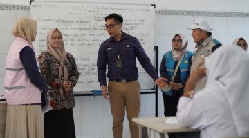 Srikandi dan YBM PLN UP3 Madura Beri Bantuan Alat Tulis kepada Siswa SRMP 29