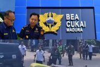Pemandangan ironis: Rombongan Petugas BC Madura terlihat menenteng plastik kresek penuh kebanggaan usai melakukan  razia toko kelontong. Sementara, pabrik besar rokok ilegal tetap beroperasi merajalela tanpa tersentuh hukum.