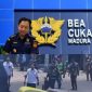 Pemandangan ironis: Rombongan Petugas BC Madura terlihat menenteng plastik kresek penuh kebanggaan usai melakukan  razia toko kelontong. Sementara, pabrik besar rokok ilegal tetap beroperasi merajalela tanpa tersentuh hukum.