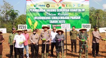 Kapolres Sumenep Bersama Forkopimda Tanam Jagung Serentak 