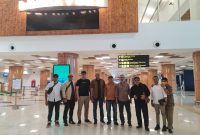 Ketua PKDI Kabupaten Sumenep H. Ubaid Abdul Hayat bersama Pengurus Harian PKDI dan Kepala DPMD Sumenep berfoto bersama di Bandara Trunojoyo Sumenep.